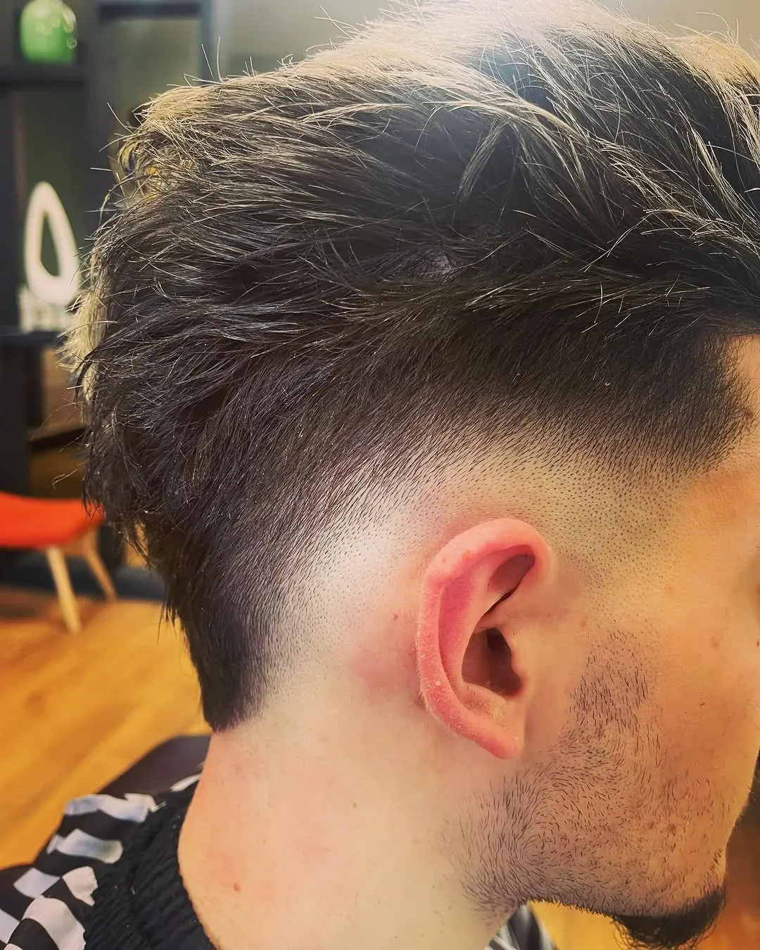 Coupe homme dégradée et texturée, vue de dos, réalisée au salon