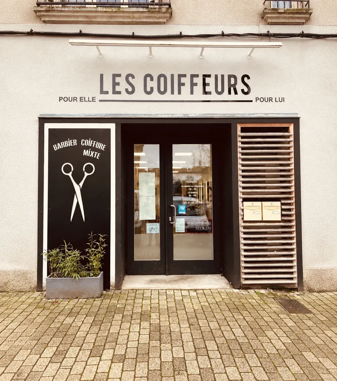 Devanture du salon Les Coiffeurs, cours Colonel Petitpied à Mirepoix