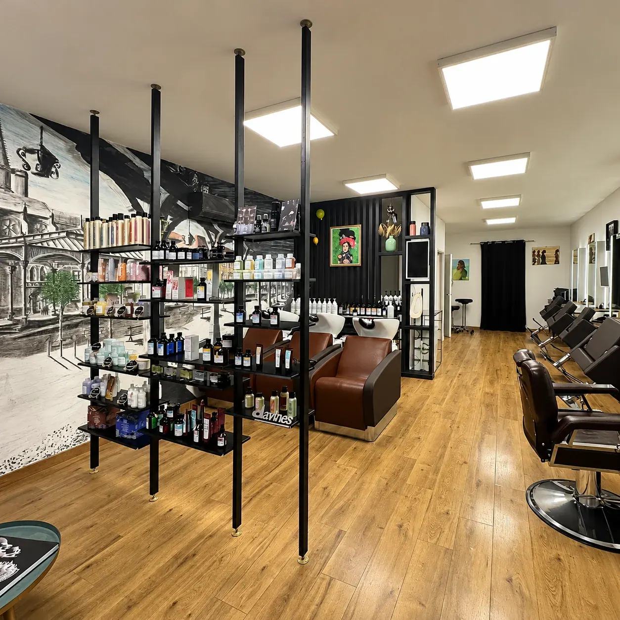 L’intérieur du salon rénové : bacs, fauteuils et produits Davines